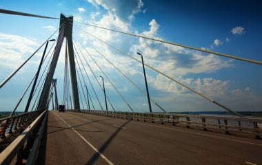 Confluence et Gerland reliés par le Pont Raymond Barre