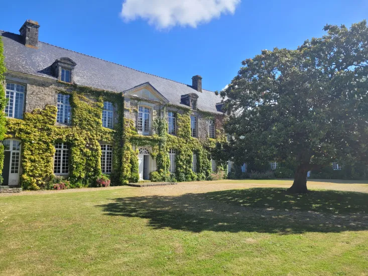 Erdeven Monuments Historiques au sein d'un cadre verdoyant