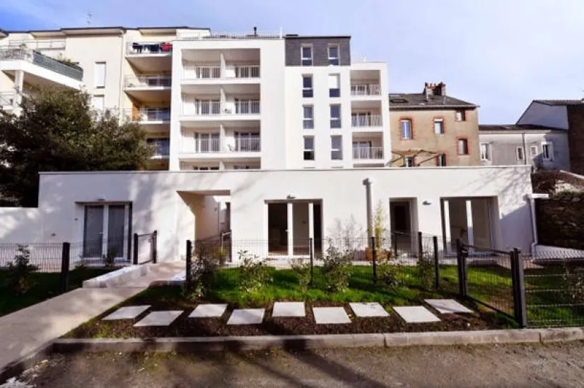 Nantes quartier Hauts Pavés au pied du tramway